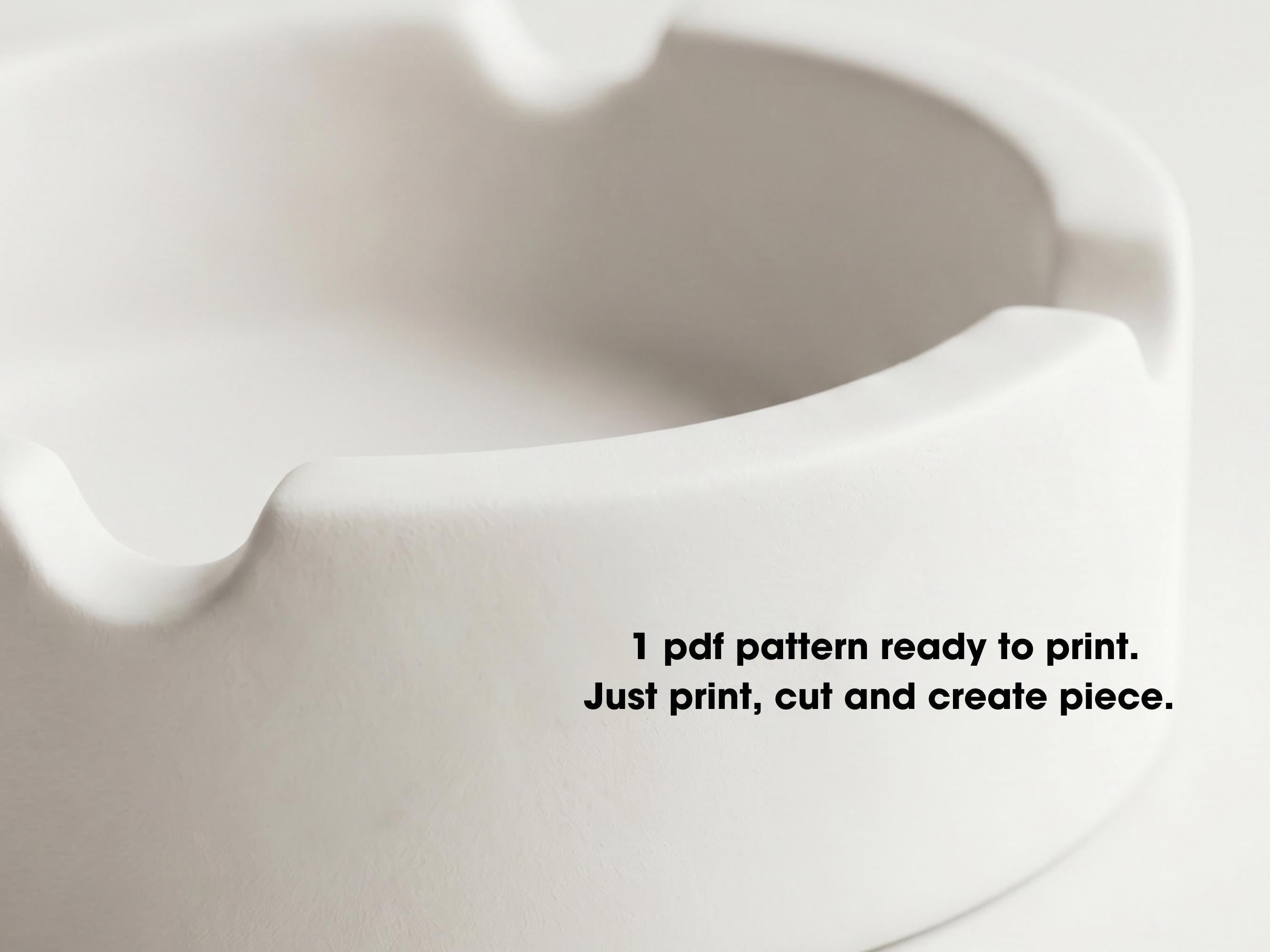 A close-up view of a white ceramic ashtray, with text overlaid on the image providing instructions for creating a pattern.